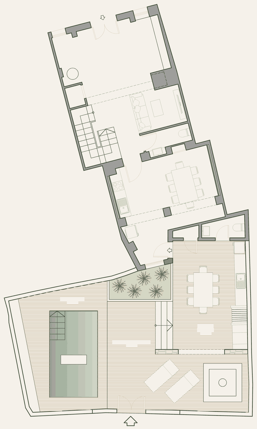 Plano de la planta baja y el patio trasero con la piscina.